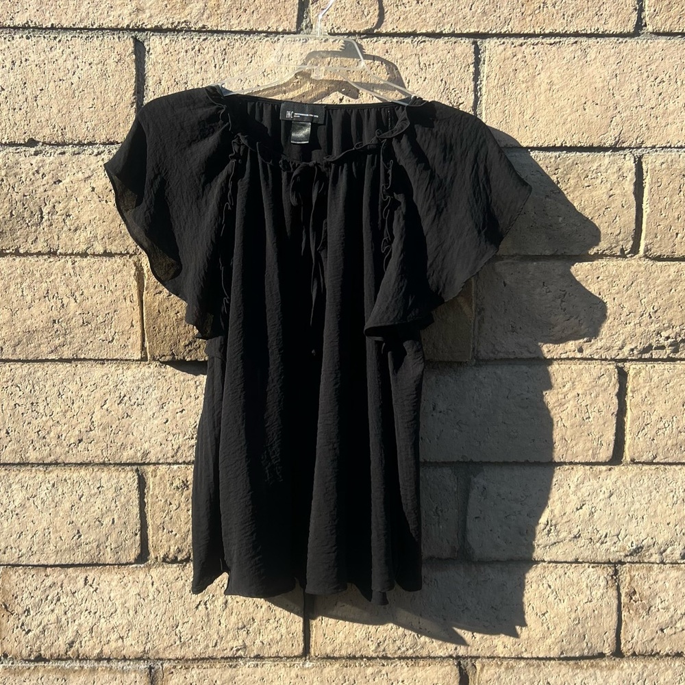 I see black, short sleeve blouse